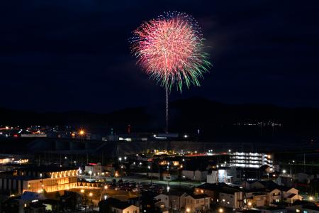 　東日本大震災の津波で壊滅的な被害に遭った岩手県大槌町で打ち上げられた追悼の花火＝１５日夜（多重露光）