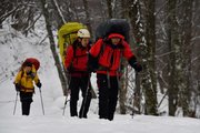 越年登山に出発する登山者＝２９日午前８時３８分、高山市奥飛騨温泉郷