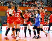 　日本―ネパール　第３セット、得点を喜ぶ塩出（中央）ら＝小牧市スポーツ公園総合体育館