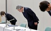 　記者会見の終わりに頭を下げる三井住友信託銀行の大山一也社長（中央）ら＝１日午後、東京都千代田区