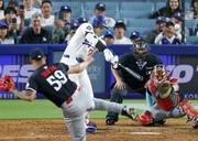 　ツインズ戦の９回、４試合連続本塁打となる２ランを放つドジャース・大谷。投手デュラン＝ロサンゼルス（共同）