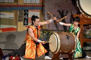 迫力の音色を披露する加藤拓三さん（左）＝中津川市高山、芝居小屋「常盤座」