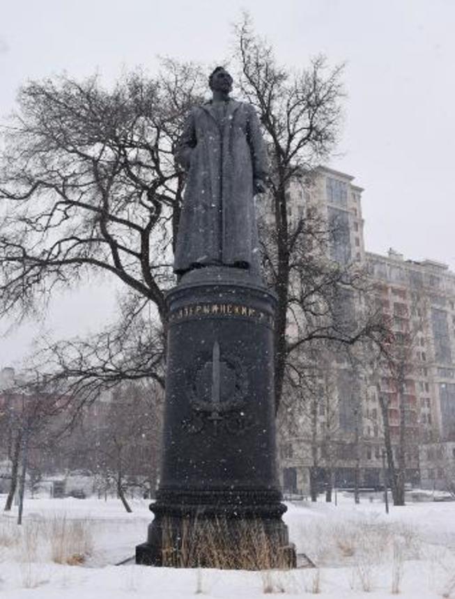 　１９９１年に引き倒され、現在はモスクワ市内の公園で保管されるＫＧＢ創設者ジェルジンスキーの像＝２０２１年