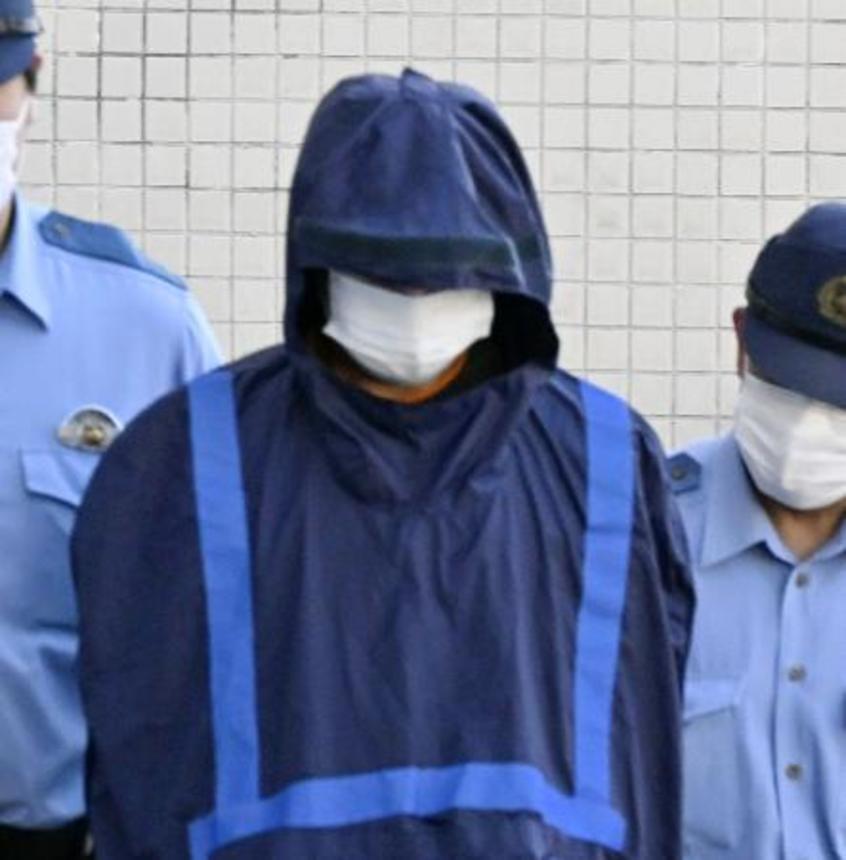 　送検のため宇都宮南署を出る古口大輔容疑者＝１５日
