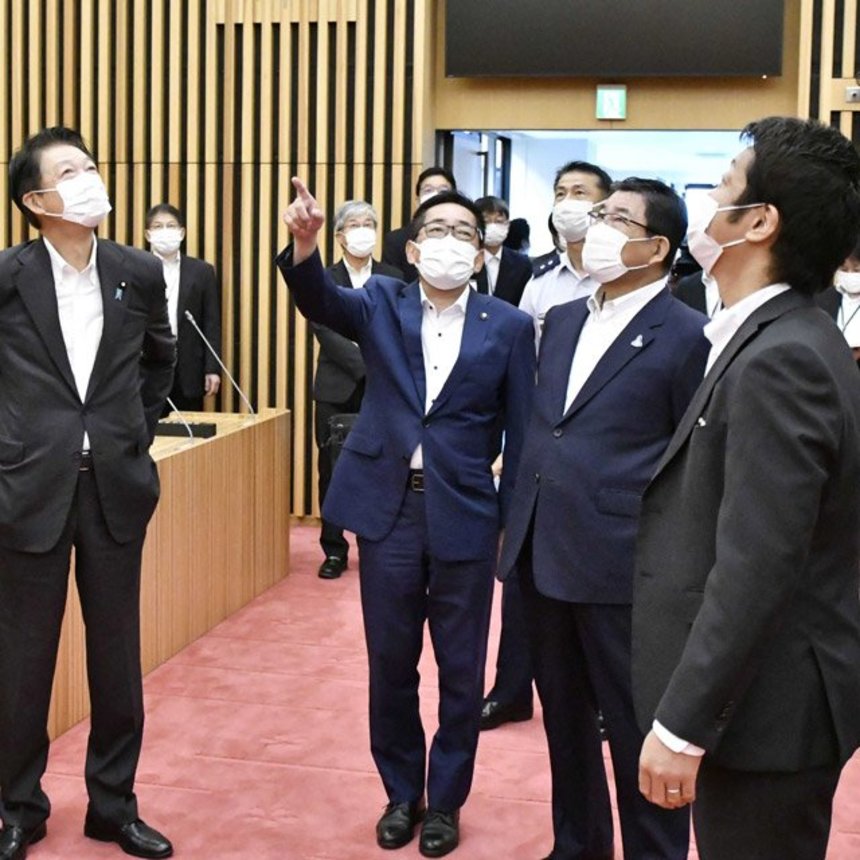古田肇知事（左から３人目）らを案内する浅野健司市長（同２人目）＝各務原市那加桜町、各務原市役所新庁舎高層棟