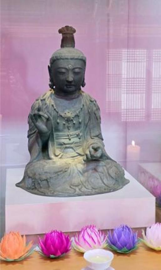 　韓国・瑞山の浮石寺が保管する観世音菩薩坐像＝１７日（共同）