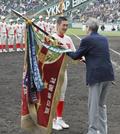　選抜高校野球大会で準優勝旗を受け取る智弁和歌山の山田希翔主将＝３月、甲子園
