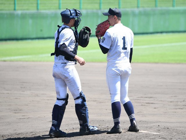 ７回表にマウンドに駆け寄る内野光一捕手（左）と内野慎太郎投手。息の合った兄弟バッテリーがチームをけん引してきた＝３０日午後０時１１分、兵庫県明石市、明石トーカロ球場