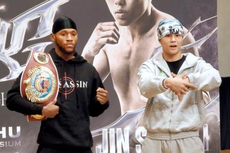 　記者会見で写真に納まる佐々木尽（右）とＷＢＯウエルター級王者のブライアン・ノーマン＝１７日、横浜市