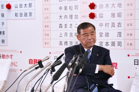 　メディアのインタビューの合間、腕組みする自民党総裁の石破首相＝２０日午後１１時６分、東京・永田町の党本部