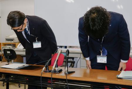 　記者会見で謝罪し、頭を下げる兵庫県尼崎市国保年金課の中川真史課長（右）ら＝８日午後、市役所