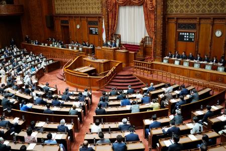 　オンラインカジノの規制強化に向けた改正ギャンブル依存症対策基本法が可決、成立した参院本会議＝１８日午後