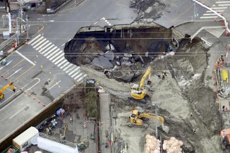 　２月、県道が陥没しトラックが転落した事故現場＝埼玉県八潮市