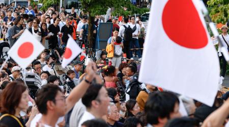　参政党の街頭演説に集まった人たち＝１９日、東京都港区