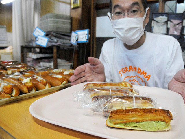クロワッサン生地にアイスを挟んだアイスクリームパン＝同市加納栄町通り、サカエパン