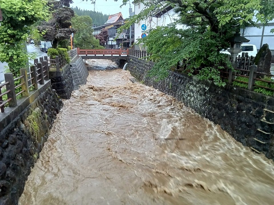 増水した高山市の江名子川＝２３日
