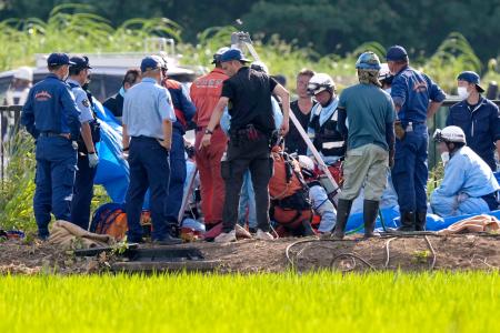 　作業員がマンホールの中に転落した現場で救助活動に当たる消防隊員ら＝２日午後３時５２分、埼玉県行田市
