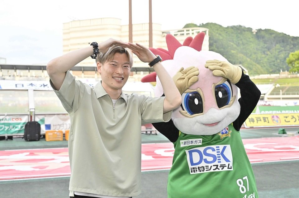 ＦＣ岐阜のマスコットキャラクター・ギッフィーとポーズをとる古橋亨梧＝８日午後５時３９分、岐阜市長良福光、長良川競技場
