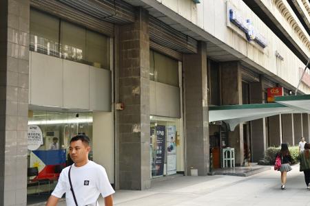 　「日刊まにら新聞」の事務所が入るオフィスビル＝１１日、マニラ（共同）