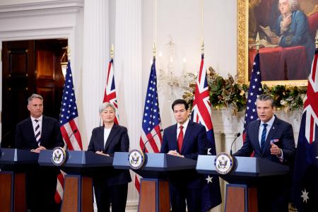 　記者会見する（右から）ヘグセス米国防長官、ルビオ国務長官、オーストラリアのウォン外相、マールズ国防相＝８日、ワシントン（ゲッティ＝共同）