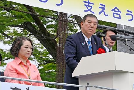 　第９６回メーデー中央大会であいさつする石破首相。左は連合の芳野友子会長＝２６日午前、東京都渋谷区の代々木公園