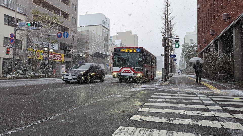 うっすらと雪が降り積もった車道＝２７日午前７時４４分、岐阜市内