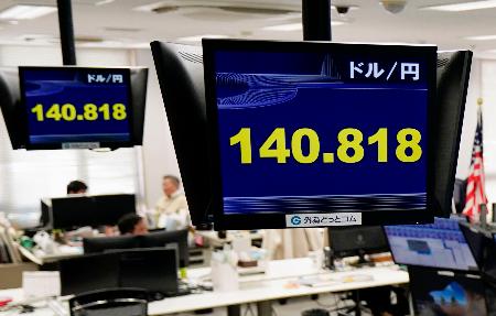 　一時１ドル＝１４０円台を付けた円相場を示すモニター＝２１日午前、東京都港区の外為どっとコム