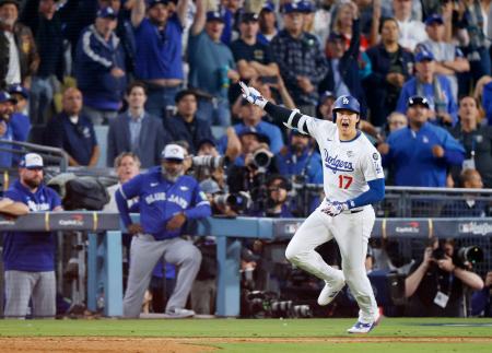 　米大リーグ・ブルージェイズとのワールドシリーズ第３戦の７回、この試合２本塁打目となる同点ソロを放ちポーズをとるドジャース・大谷翔平＝２７日、ロサンゼルス（共同）