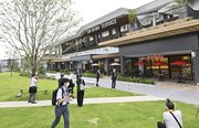 芝生エリアに面したテラス席で食事を楽しめる「トキニワ　テラス」＝土岐市土岐津町土岐口、イオンモール土岐