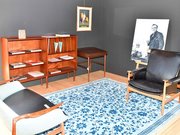 フィン・ユールデザインの家具を並べた部屋。肖像画も展示されている＝同