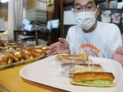 クロワッサン生地にアイスを挟んだアイスクリームパン＝同市加納栄町通り、サカエパン