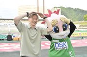 ＦＣ岐阜のマスコットキャラクター・ギッフィーとポーズをとる古橋亨梧＝８日午後５時３９分、岐阜市長良福光、長良川競技場