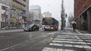 うっすらと雪が降り積もった車道＝２７日午前７時４４分、岐阜市内