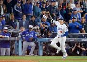 　米大リーグ・ブルージェイズとのワールドシリーズ第３戦の７回、この試合２本塁打目となる同点ソロを放ちポーズをとるドジャース・大谷翔平＝２７日、ロサンゼルス（共同）