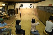 繁華街の真ん中にある、約７メートルの弓道場。勢いよく放たれた矢が的を射抜く音と、歓声が絶えない＝高山市朝日町、半弓道場
