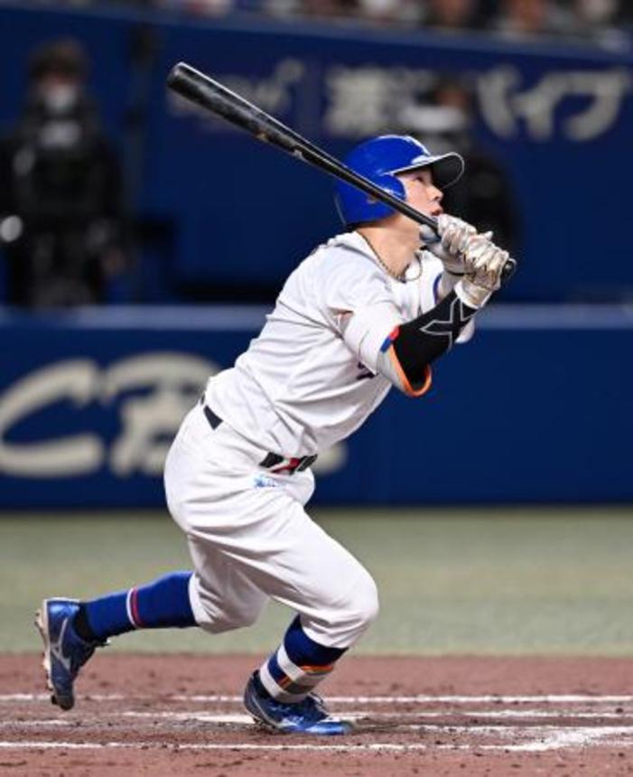 　９回中日１死二、三塁、村松が右越えにサヨナラ３ランを放つ＝バンテリンドーム