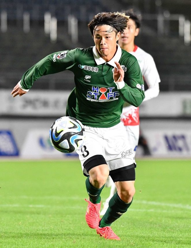 ＦＣ岐阜×奈良＝後半、ボールを追うＦＣ岐阜のＭＦ窪田＝長良川競技場