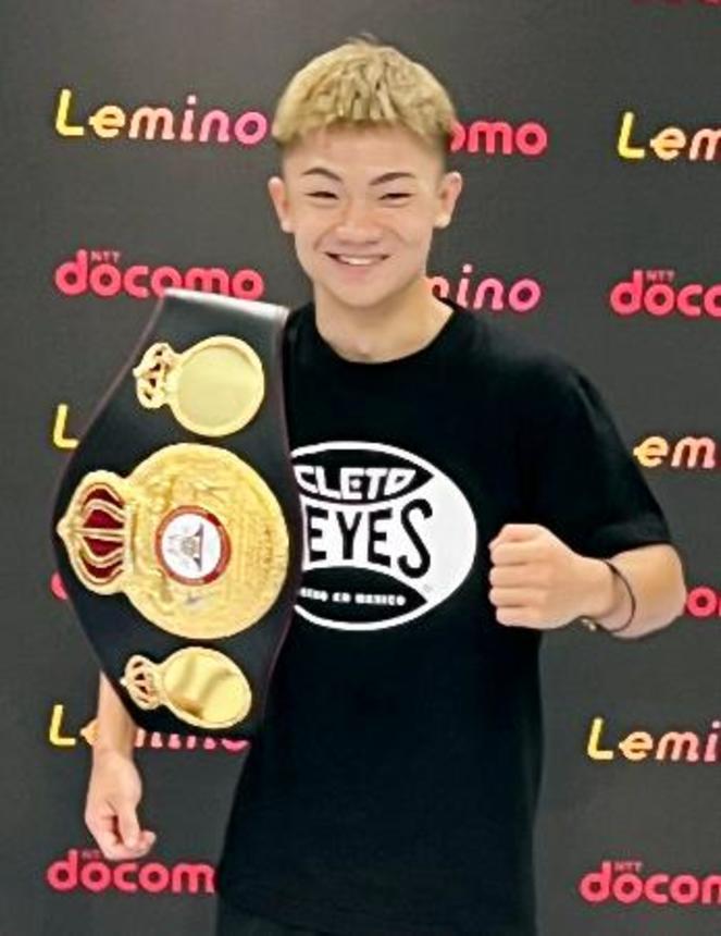 　試合から一夜明け、記者会見でポーズをとる吉良大弥＝３日、東京都内