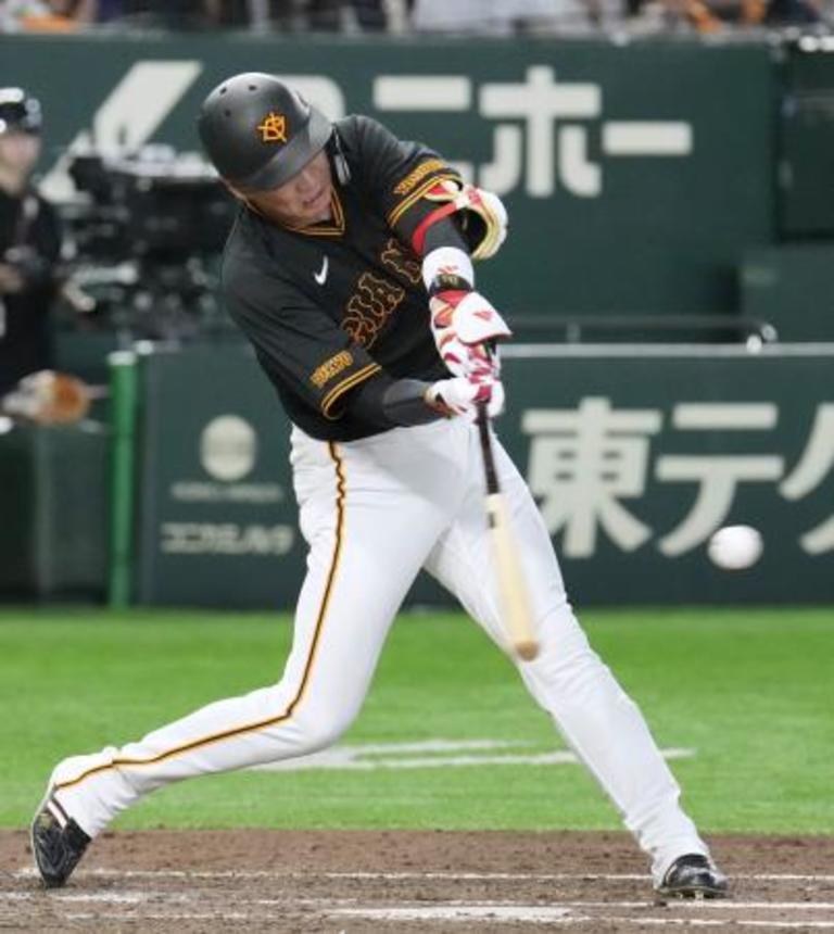 　９回巨人２死一、二塁、坂本が左越えにサヨナラ３ランを放つ＝東京ドーム