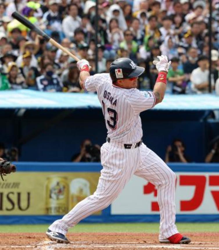 　１回ヤクルト１死二塁、オスナが右前に先制打を放つ＝神宮