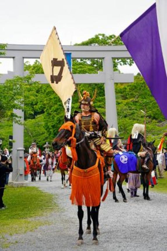 　「相馬野馬追」で、相馬中村神社から出陣する武者行列＝２４日午前、福島県相馬市