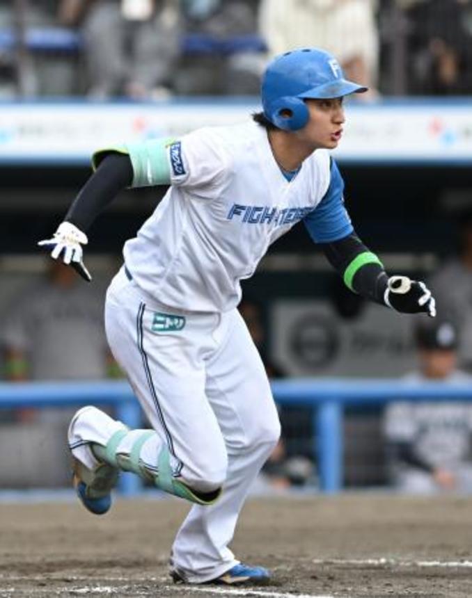 　４回、２点打を放つ日本ハム・浅間。最優秀選手に選ばれた＝しずてつスタジアム草薙