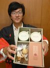 焼き菓子とお茶、ティーカップがセットになった「やくもみじ」＝多治見市役所