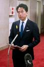 　記者団の取材に応じる小泉農相＝３０日午前、農水省