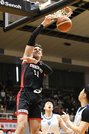 	岐阜×福井＝第１クオーター、シュートを決める岐阜・スティール＝ＯＫＢぎふ清流アリーナ