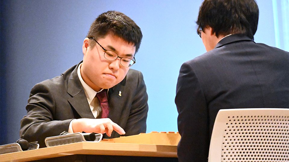 「清流の国ぎふ将棋フェスタ」で宮嶋健太四段（右）と対局する高田明浩四段（当時）＝２０２３年１２月９日、県庁