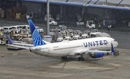 　関西空港に駐機された米ユナイテッド航空機＝１３日午前９時３７分（共同通信社ヘリから）