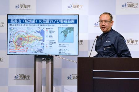 　記者会見する気象庁火山監視課の平祐太郎課長＝２３日夜、気象庁