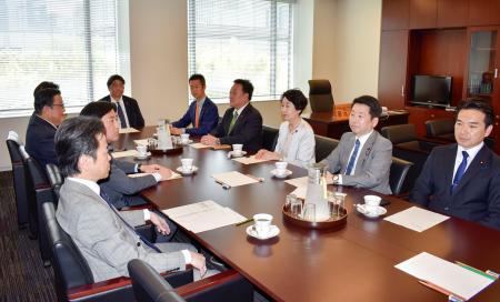 　国会内で開かれた、衆院厚労委の理事懇談会＝２２日午前
