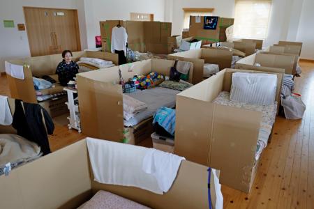 　段ボールベッドが並ぶ熊本県宇城市の避難所＝２７日午前